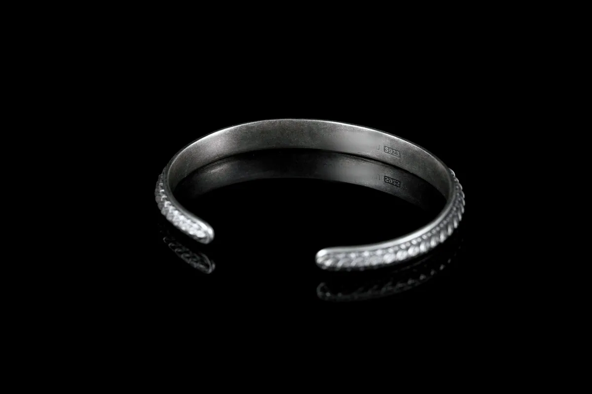 Hoovu cuff in the polished finish